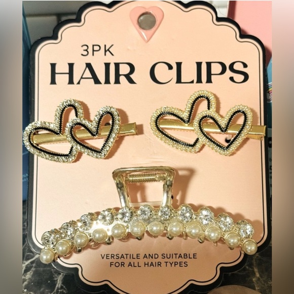 Accessories - 3/$15💕Gold and Pearl Hair Clips Set